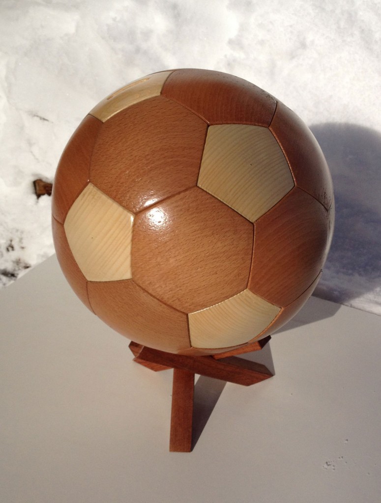 Ballon-tirelire en bois