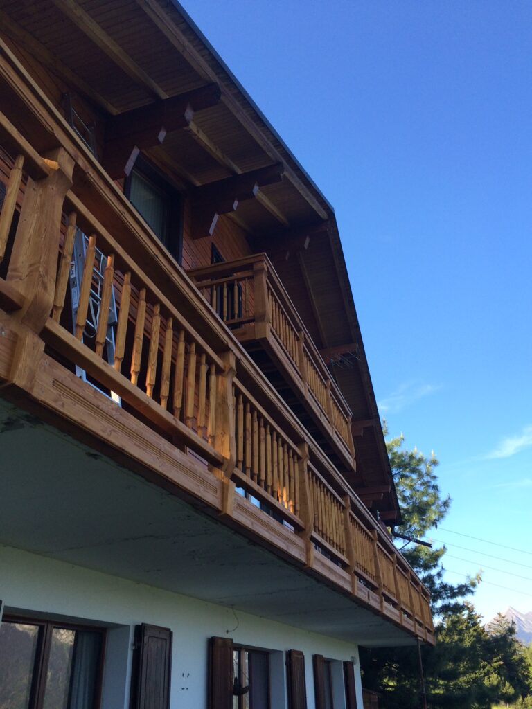 Balcon en bois travaillé