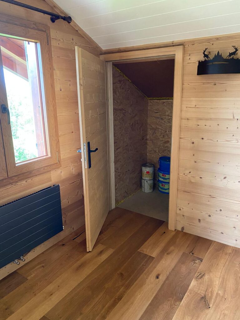Porte et paroi en bois