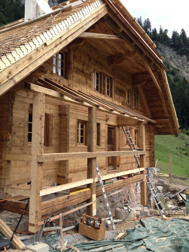 Pose d'un balcon en vieux bois