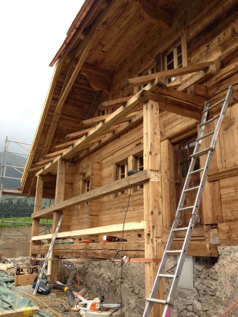 Pose d'un balcon en vieux bois2